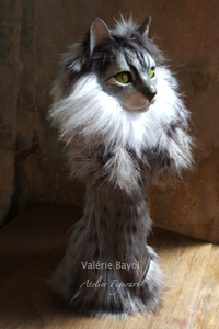 Einzigartige Tierfigur von einem Main Coon Katter handgefertigt von der französichen Bildhauerin, Valérie Bayol, Kunstatelier Figurart in Hamburg