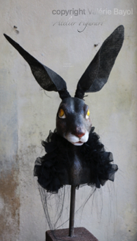 Schwarzer Hase, künstlerisches Unikat, lange Ohren, Atelier Figurart Hamburg