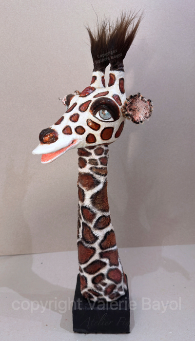 Detail eines Giraffenohres – kunstvoll gearbeitete Handpuppe aus dem Atelier Figurart Hamburg