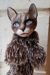 Kater als humorvolle Spielfigur — Lebendiges Kasperletheater Ausdrucksstarke Handspielpuppe Kater mit sympathischem Lächeln für kreatives Rollenspiel in Pädagogik und Therapie von Valérie Bayol — idealer Eisbrecher mit humorvoller Dynamik