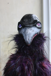 Handpuppe Rabe mit violeten Kunstfell Kunsthandwerk Unikat