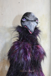 Rabenkopf auf Sockel Skulptur von Valérie Bayol