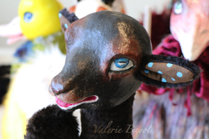 Nahaufnahme schwarzes Schaf - Kunsthandwerk aus Hamburg