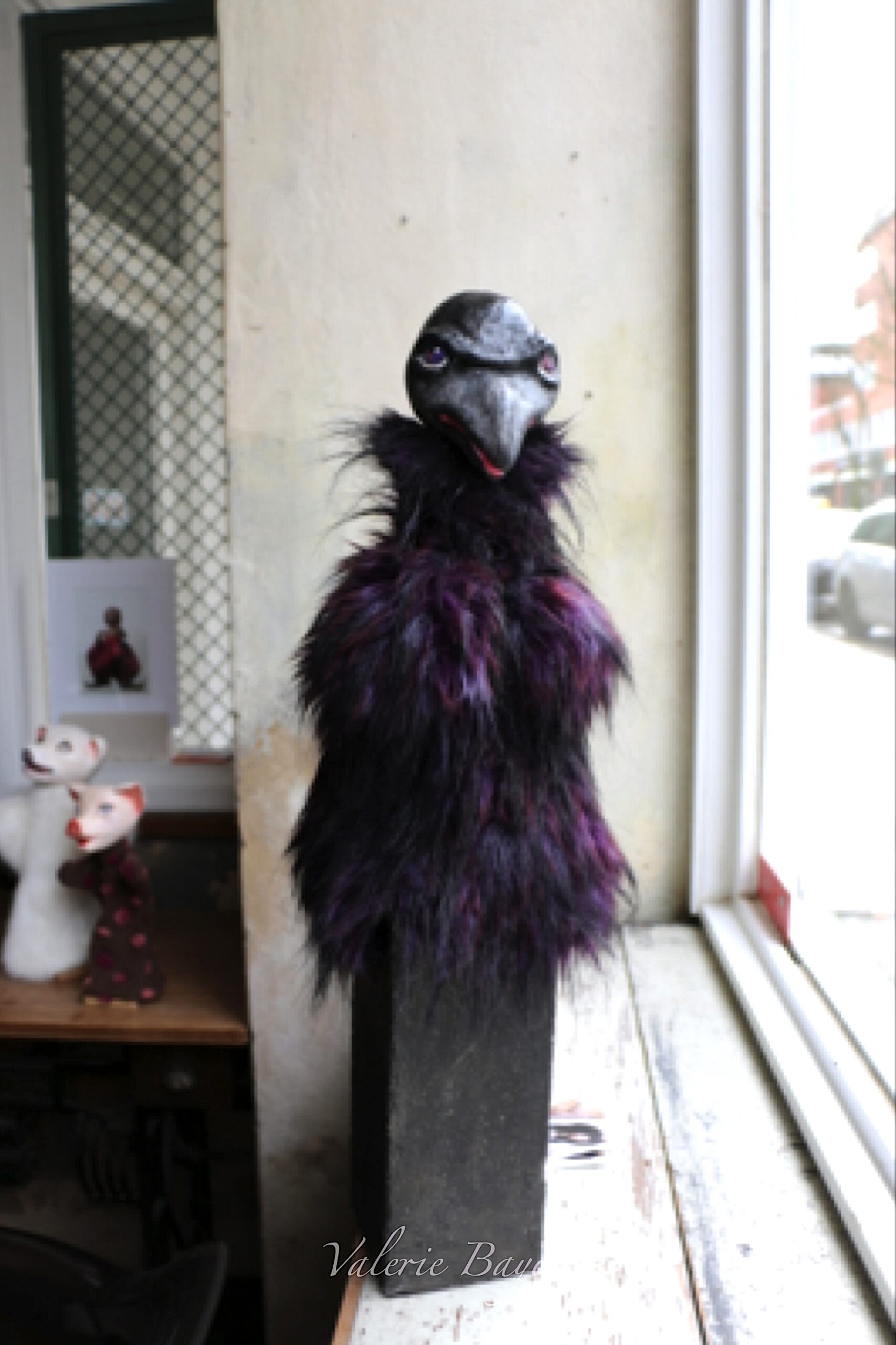 Rabe auf Sockel mit violeten Feder von Valérie Bayol Atelier Figurart