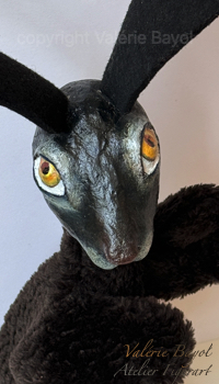 Seitenansicht schwarzer Hase Handpuppe, poetisches Kunstobjekt, Handarbeit Valérie Bayol