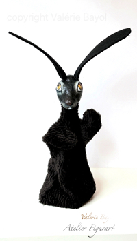 Schwarzer Hase Handpuppe, künstlerisches Unikat, lange filz Ohren, Atelier Figurart Hamburg