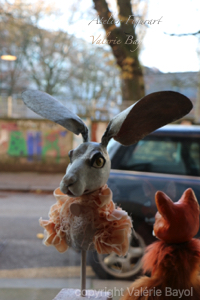 weisser Hase mit langen Ohren, poetisches Kunstobjekt Valérie Bayol