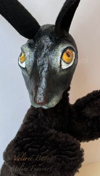 Schwarzer Hase Handpuppe mit langen Ohren, poetisches Kunstobjekt, handbemalt