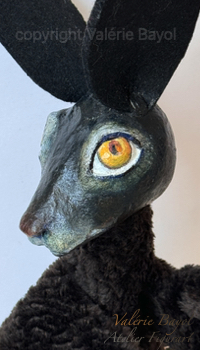 Schwarzer Hase Handpuppe, kunstvolle Skulptur und Unikat, Valérie Bayol Atelier Figurart