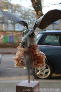 fantasievoller weisser Hase kunstvolle Skulptur und Unikat, Valérie Bayol Atelier Figurart
