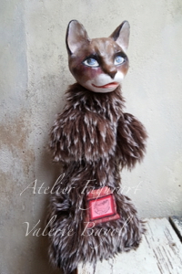 Kater als Stubentiger mit wachem Blick — Handpuppe von Valérie Bayol Handgefertigter braun-grauer Kater als selbstbewusster Stubentiger von Valérie Bayol — charakterstarke Katzen-Handpuppe und wertvolles Kunst-Unikat für das gehobene Puppenspiel.