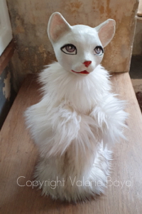 Weiße Miezekatze mit unschuldigem Blick — Handpuppe von Valérie Bayol Niedliche weiße Miezekatze mit unschuldigem Blick von Valérie Bayol — liebevolle Katzen-Handpuppe und feine Künstlerfigur für Kindergeschenke und Pädagogik.