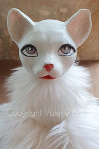 Katze und Maus als treue Freunde — Herzensgutes Puppenspiel — Traditionelle Handwerkskunst Die unschuldige weiße Katze zusammen mit ihrer besten Freundin, der kleinen Maus, von Valérie Bayol — friedliche Spielfigur für liebevolles Kasperletheater.