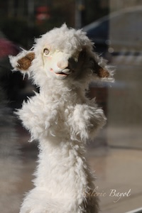 Weiße Schaf-Handpuppe Ganzansicht - Handarbeit aus Hamburg