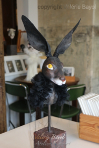Schwarzer Hase, kunstvolle Skulptur und Unikat, Valérie Bayol Atelier Figurart