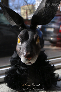 Seitenansicht schwarzer Hase Skulptur auf Sockel, poetisches Kunstobjekt, Bildhauerin Valérie Bayol