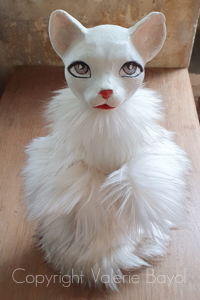 Einfühlsame Erzählpuppe Katze — Lebendiges Puppenspiel Sanfte weiße Spielhandpuppe für den Kindergarten oder als einfühlsame Demenzpuppe in der Seniorenarbeit von Valérie Bayol — Brücke der Geborgenheit.