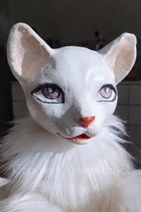 Niedliche Spielhandpuppe-Katze mit edler Kuscheliges Kunstfell-Kleid. Detailansicht des kuscheligen Handpuppenkleids aus feinstem weißen Kunstfell von Valérie Bayol